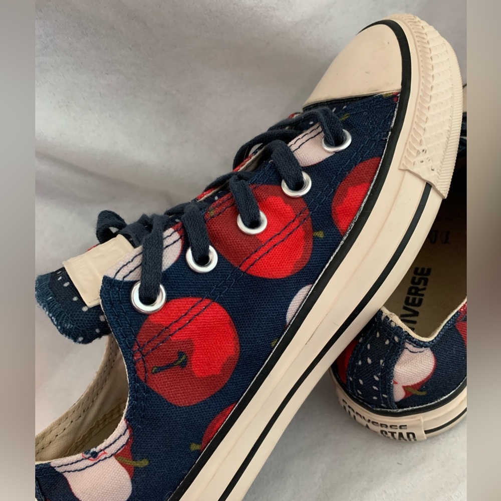 Converse with APPLES! 🍎 unique design All Stars size 6 US - mint condition!